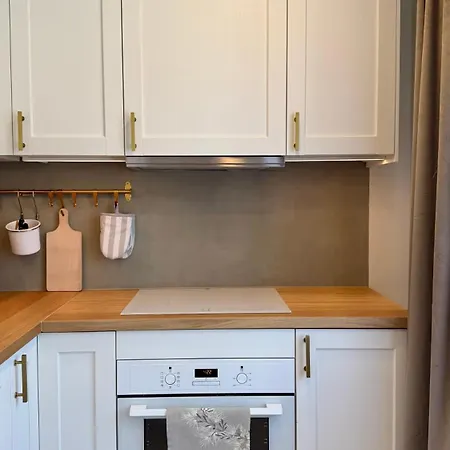 Cozy 2-bedroom Seaside Apartment *