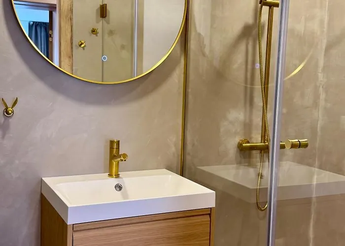 Cozy 2-bedroom Seaside Apartment